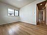 リビング/ダイニング：【リフォーム済】2階洋室約5.2帖です。建具交換、クロス張替え、照明交換を行いました。