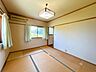 洋室：【リフォーム中】2階6帖東側洋室です。東向きの窓からは気持ちのいい朝日が目覚まし代わりになります。早起きの習慣もつきそうですね。