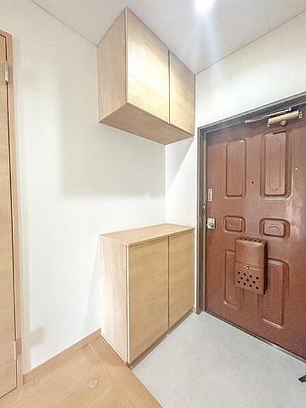【リフォーム販売】玄関の内観です。二の字型のシューズボックスがついています。