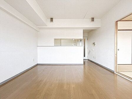 リビングにはカウンターキッチンを採用しています。キッチンからリビングを見渡せるため、ご家族との会話を楽しみながら家事ができる、開放感のある使いやすい空間です。