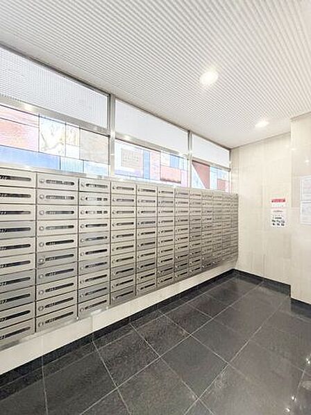 【マンション共用部】エントランスには集合ポストを設置しています。各住戸の郵便物をまとめて受け取れる、マンションならではの便利な共用設備です。
