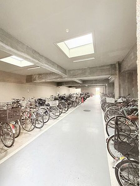 【マンション共用部】敷地内には駐輪場を設けています。自転車での通勤・通学や日々のお買い物など、近距離の移動にも便利にご利用いただけます。