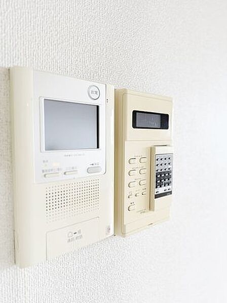 モニター付きインターホンが設置されています。来訪者の顔を確認できるほか、室内からエントランスのオートロック自動ドアの開閉操作ができる便利な設備です。