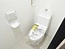 トイレ：【リフォーム済】TOTO製の便器・便座に新品交換しました。年中気持ち良くお使い頂ける、温水洗浄付きで季節を問わず快適です。天井・壁はクロスを、床はクッションフロアに張り替えました。