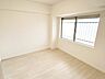 室内：【リフォーム完成】北西側の洋室です。窓があり、お部屋に光が入ってきます。