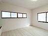 室内：【リフォーム完成】2階洋室7帖です。天井・壁はクロスを、床はフローリングに張替えました。照明はLED照明に交換しました。