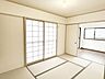 和室：【リフォーム済】和室6帖別角度です。畳は表替えを行い、カラー畳に変更しました。照明はシーリングライトに交換予定です。