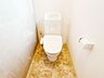 トイレ：【リフォーム済】1階のトイレです。新品に交換し、クロスとクッションフロアも張り替えました。