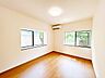 子供部屋：【リフォーム済】2階洋室6帖（北側）です。天井・壁はクロスを、床はフローリングに張替えました。照明はLED照明に交換しました。