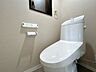 トイレ：【リフォーム完了】 トイレは温水洗浄便座付きの新品に交換しました。 壁紙と床も張り替え、明るく清潔感のある空間にリフォームしました。