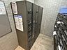 その他：【宅配ボックス】マンションのエントランスには宅配ボックスが設置されています。