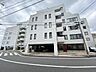 その他：【建物外観】マンションの外観写真です。白を基調としたマンションで清潔感がありますね。