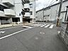 その他：【前面道路】マンションの前に横断歩道があります。