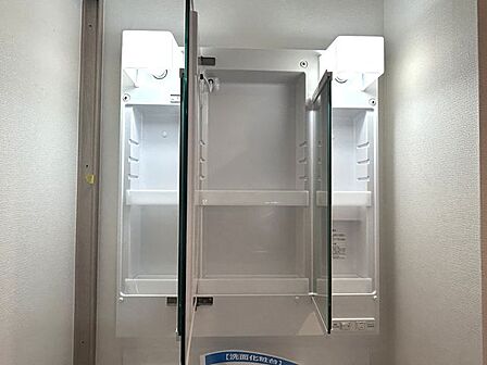 【リフォーム済】洗面化粧台の鏡の中には収納スペースがあります。水に濡れずに日用品を保管していただけます。
