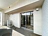 その他：【リフォーム中】駐輪場横の建物入口です。（6月29日撮影）