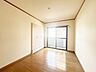 室内：【現況販売】北西側洋室の写真です。こちらは大きな収納があり、たくさんお荷物を収納できます。