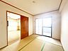 室内：【現況販売】和室6帖です。来客があった際の客間として、お子様の遊ぶスペースとしてなどライフスタイルに合わせた使い方ができます。