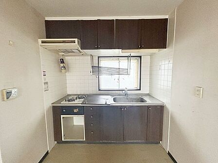 【リフォーム企画中】マンションの配管などの影響で位置を変更することはできませんが、新しいキッチンを設置いたします。