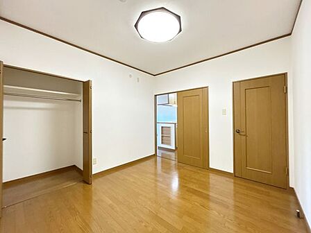 【洋室】中央5.5帖洋室別角度です。入り口が2つあり、キッチンからも近く、動線が整っております。