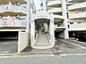 外観：【外観写真】マンション入り口階段です。高床式で1階は駐車場となっております。