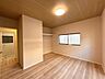 洋室：【リフォーム中10/9撮影】1階の居室は、和室から洋室に変更します。お部屋には1間の収納スペースを確保します。フローリングとクロスで仕上げます。