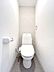 トイレ：（リフォーム済）トイレは天井・壁のクロスを貼り替え、床をクッションフロア貼りにしました。温水洗浄付き便器に交換も行い清潔に仕上げています。