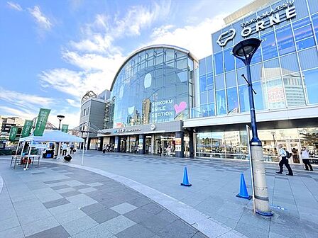 高松駅(JR) JR高松駅まで780m、徒歩10分。ことでん高松築港駅まで950m、徒歩13分の2路線利用可能です。