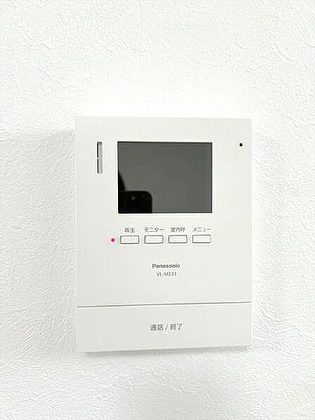 (同仕様写真)インターホンはテレビモニターつきドアホンに交換します。来客の顔を見て応対できますので、しつこいセールスなどにもつかまらずにすみますね。