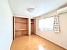 室内：【現況販売】2階6帖洋室　この部屋からバルコニーに出られるのでお布団干しが楽です。
