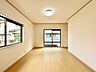 室内：【リフォーム済】1階洋室です。壁・天井のクロス張替え、フローリング張替え、照明の交換を行いました。南東の2面採光で明るいですよ。