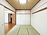 和室：【リフォーム中】リビングに隣接する和室は畳の表替え、クロスの張替えを行います。