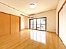 室内：【リフォーム済】1階洋室はクロス張替えを行いました。リビングと洋室を仕切ることも可能です。エアコン付きです。