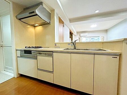 【リフォーム中】対面キッチンを採用した開放感のあるLDKが魅力の中古マンション。リビングを見渡しながら料理ができ、家族との会話も弾みます。収納力のあるキッチンで日々の家事も快適です。動作点検を行います