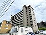 外観：重厚感のあるタイル張りの外観が印象的なマンション。存在感のあるフォルムと落ち着いた街並みに調和したデザインが魅力です。管理状態も良好で、快適なマンションライフを支える住環境が整っています。