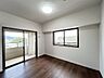 寝室：【リフォーム済】北側洋室約6.2帖の写真です。建具は既存のものを活かし、天壁とクロスは張替え済み、照明も交換しています。