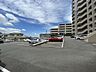 駐車場：【その他外観】マンション敷地内駐車場の様子です。現在空きあり、駐車場使用料は月8000円です。