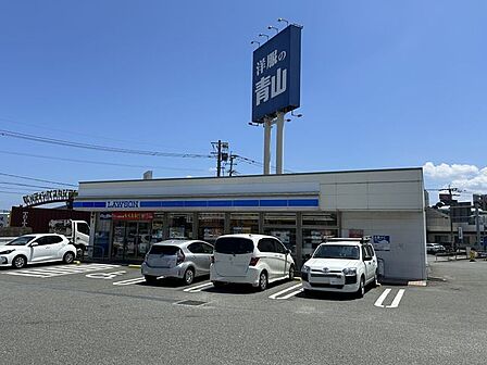 ローソン二又瀬新町店 「ローソン」 二又瀬新町店 様まで徒歩5分(約350M)です。コンビニは24時間営業なので、近くにあると便利ですよ。他に飲食店も色々あります。