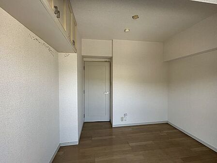 【リフォーム前】洋室約4帖クロス張替え、フロアタイル貼り入口ドアの交換を行う予定です。テレビコンセントを新設予定です。