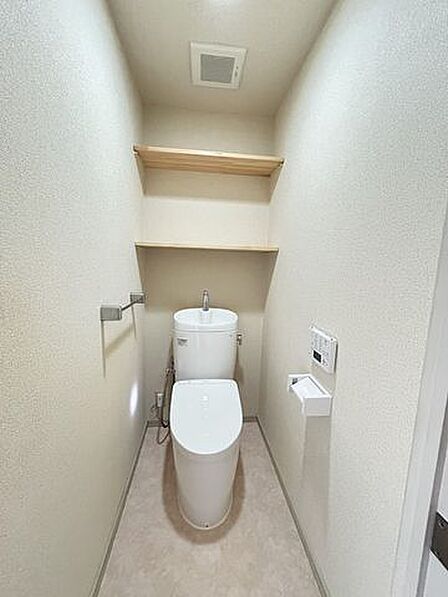 【リフォーム前】トイレトイレはクリーニング予定です。温水洗浄便座です。収納スペースもトイレの中にあります。