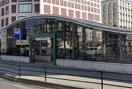 六本松駅(福岡地下鉄 七隈線) 福岡市営地下鉄七隈線「六本松」駅まで約800M（徒歩10分）です。地下鉄は、渋滞を気にせず移動できますので便利ですね。