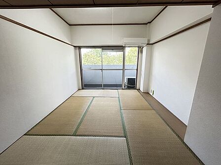 【リフォーム前】6帖の和室は使い勝手を考慮して洋室へリフォームします。もちろん天井・壁クロス張替えします。