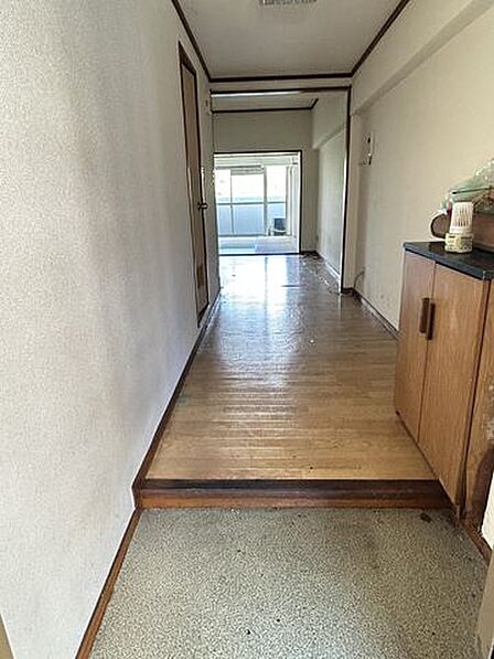 【リフォーム前】玄関ホールです。現在ドアがありませんが、新設しますので、室内が丸見えにならないので安心ですね。