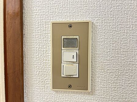 【リフォーム前】照明スイッチは全てワイドタイプに交換。毎日手に触れる部分なので気になりますよね。綺麗になり、見た目もオシャレで押しやすいです。