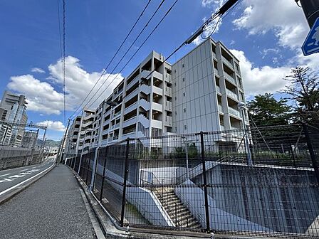マンション外観写真です。別アングル