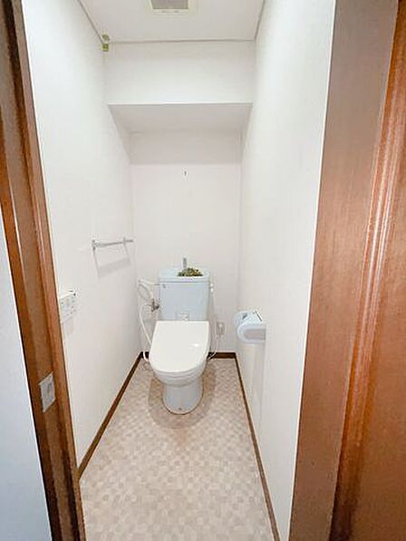 【リフォーム中】トイレ洗浄機能付きトイレに交換します。床はクッションフロア張替え、壁と天井はクロス貼替、照明器具を設置します