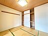 和室：【内装リフォーム予定】リビング横の和室です。畳の表替えを行います。クロス張替、照明の新品交換等を行います。