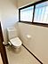 トイレ：【リフォーム完了】トイレは新品に交換を行いました。床はクッションフロアに張り替えて、壁天井のクロスを張り替え済みです。白を基調とした空間で清潔感もあります。