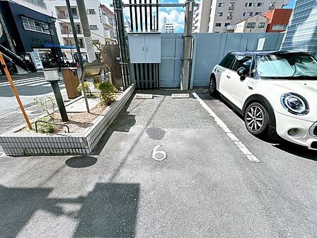 敷地内に平面駐車場を確保してあります、ご内覧の際に駐車可能です。お引き渡しの際に駐車場の引き継ぎも可能です。