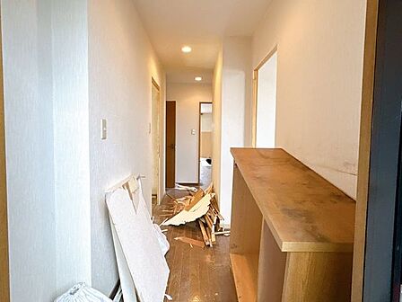 【リフォーム中8/20撮影】玄関写真です。シューズボックスを新設するので、様々なお履き物の収納に便利です。