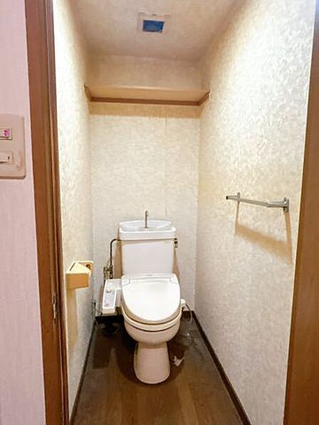 【リフォーム中8/20撮影】トイレ写真です。トイレはジャニス工業製の新品に交換します。気になる水回りはすべて交換します。